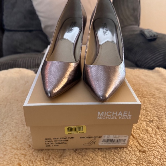 Woman’s Michael Kors - Picture 2 of 3